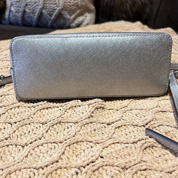 PRISTINE Michael Kors NEW! PERFECT size for daily use! Silver crossbody! - Picture 3 of 5